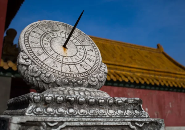为什么钟表的指针是从左向右顺时针转
