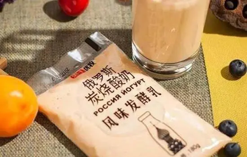 炭烧酸奶为什么通常是浅褐色的